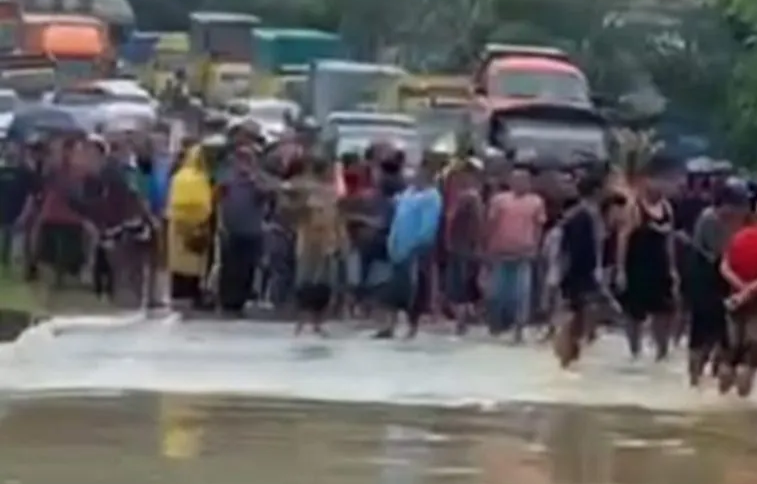 Jalan Nasional Jambi-Padang lumpuh total