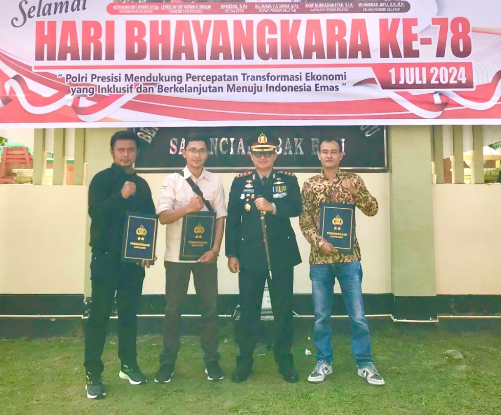 HUT Bhayangkara Ke-78, Tiga Jurnalis Pesisir Selatan Diganjar Penghargaan