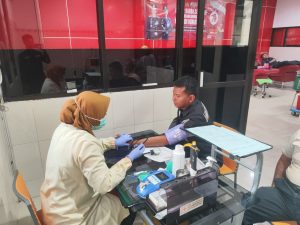 Peringati Hari Jadi Humas Polri ke-73,Humas Polresta Sidoarjo menggelar Bakti Sosial (30/10),Kesehatan Donor Darah di kantor PMI Sidoarjo.