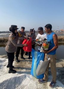 Kapolsek Sedati Bagikan Sembako Serta Himbauan Kamtibmas Ke Petani Garam