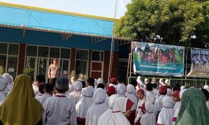 Upacara Bendera, Kanit Binmas Polsek Krian Edukasi Pelajar Bijak Medsos