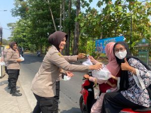 Kapolsek Sedati Beserta Jajaran Bagikan Nasi Kepada Pengendara Sepeda Motor