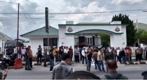 Gabungan LSM Kerinci/Sungai Penuh Geruduk Inspektorat,Tuntut Kejaksaan Periksa dan Tangkap Kades Pelayang Raya.