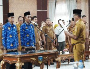 Bupati H. Khairunas Lantik 2 Pejabat Administrator Hasil Sistem Manajemen Talenta.