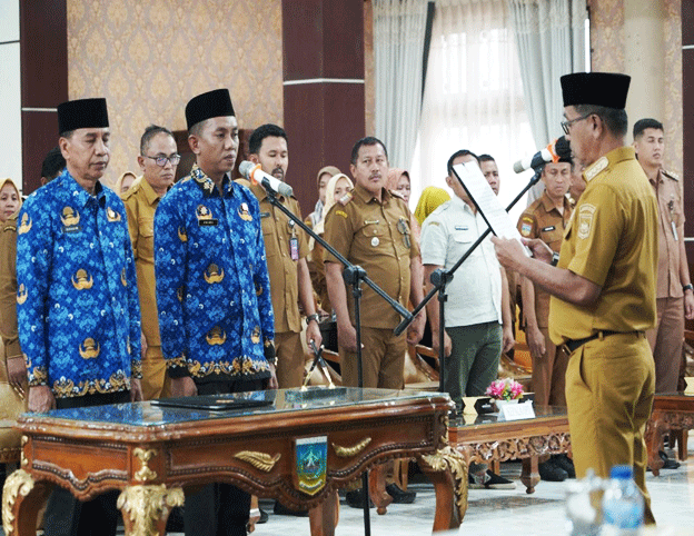 Bupati H. Khairunas Lantik 2 Pejabat Administrator Hasil Sistem Manajemen Talenta.