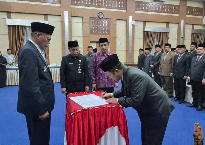 Ini Daftar Nama Pejabat Pemkot Sungai Penuh yang Dilantik Wakil Walikota Azhar Hamzah Sabtu Malam.